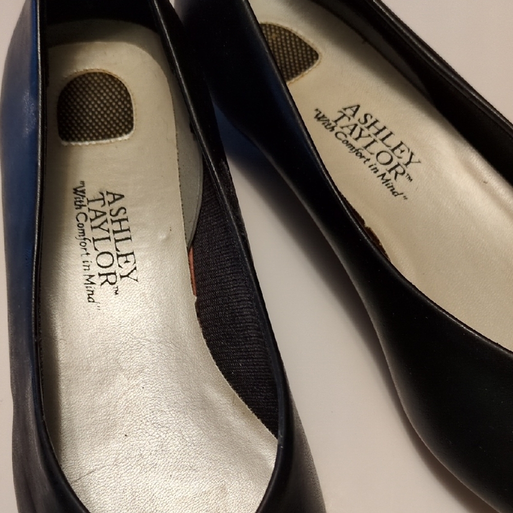 Ashley Taylor Women's Elegant Black Loafers